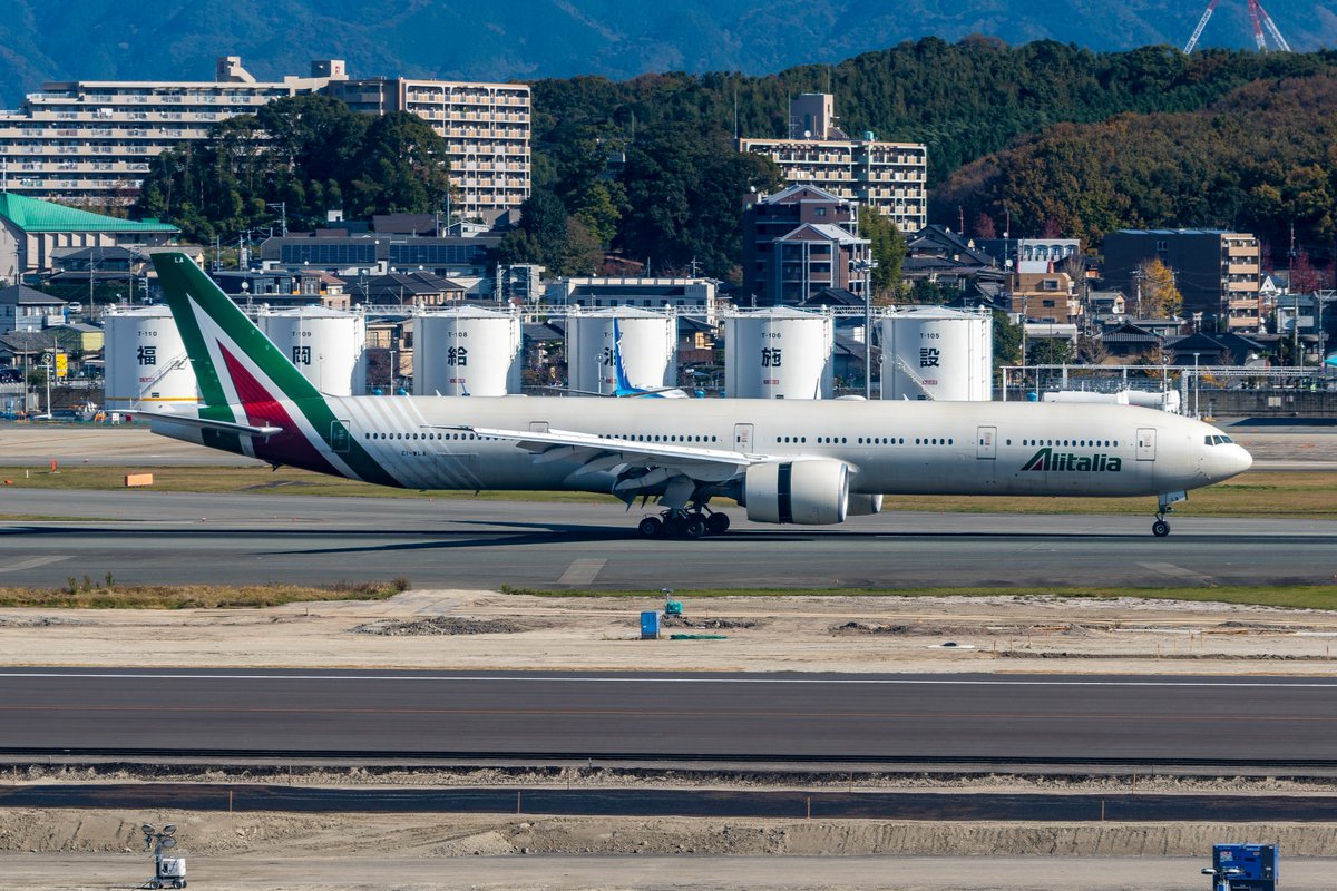 yuki787_9's tweet photo. 3回目はなんと77Wで来てしまったアリタリア航空でした。光線が微妙かつ風向きが予報では北風寄りになっていたため、直前までどこで捕獲するかを悩んだ末、国際線デッキにしました。
やはりガラス汚くて撮りずらかったです。なので現像でゴリ押し。
結局何運んできたんですかね？誰かubereats頼んだ？ https://t.co/ZCUqgveD0J