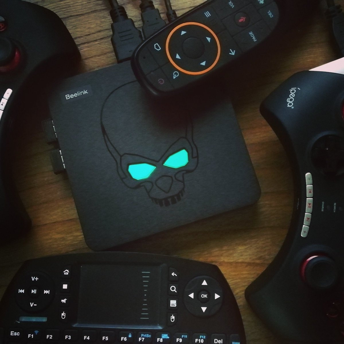 ejayivanlacoff's tweet photo. The future 🎮 GT KING Beelink 😎📺
#videogames #videogiochi #nerd #console #consolegame #android #androidconsole #gtking #beelink #tecnology #Tecnologia https://t.co/e7WHSdzszP
