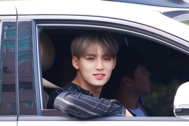  a thread of mingyu opening his car window for carats  