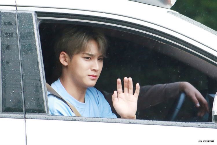  a thread of mingyu opening his car window for carats  