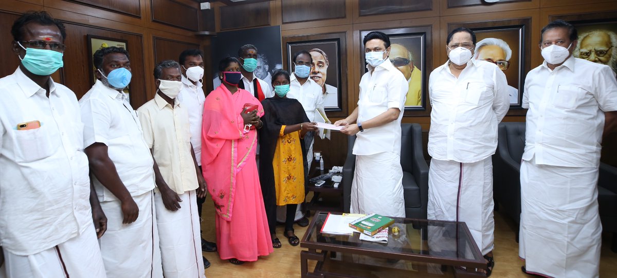 arivalayam's tweet photo. கழக தலைவர் @mkstalin அவர்கள், மருத்துவ கல்வியில் 7.5% இடஒதுக்கீட்டின்கீழ் இடம்பெற்ற அரசுப்பள்ளி மாணவ – மாணவியருக்கு கல்வி உதவித்தொகை வழங்கினார்.
உடன்: கழக பொதுச்செயலாளர் திரு. @katpadidmk MLA, Dr @KPonmudiMLA திரு. @TUdhayasuriyan MLA திரு. மாதவரம் @SUDHARSANAM_S MLA ஆகியோர். https://t.co/GydJdHWUMG