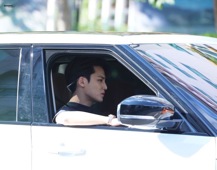  a thread of mingyu opening his car window for carats  