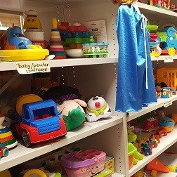 Wij hebben veel speelgoed binnengekregen om weg te geven aan kinderen uit gezinnen die het niet breed hebben. Kent u, of bent u zelf iemand met kinderen voor wie het moeilijk om cadeautjes te kunnen kopen, neem dan nu contact met ons op! Laat ons uw Hulp-Sint zijn!