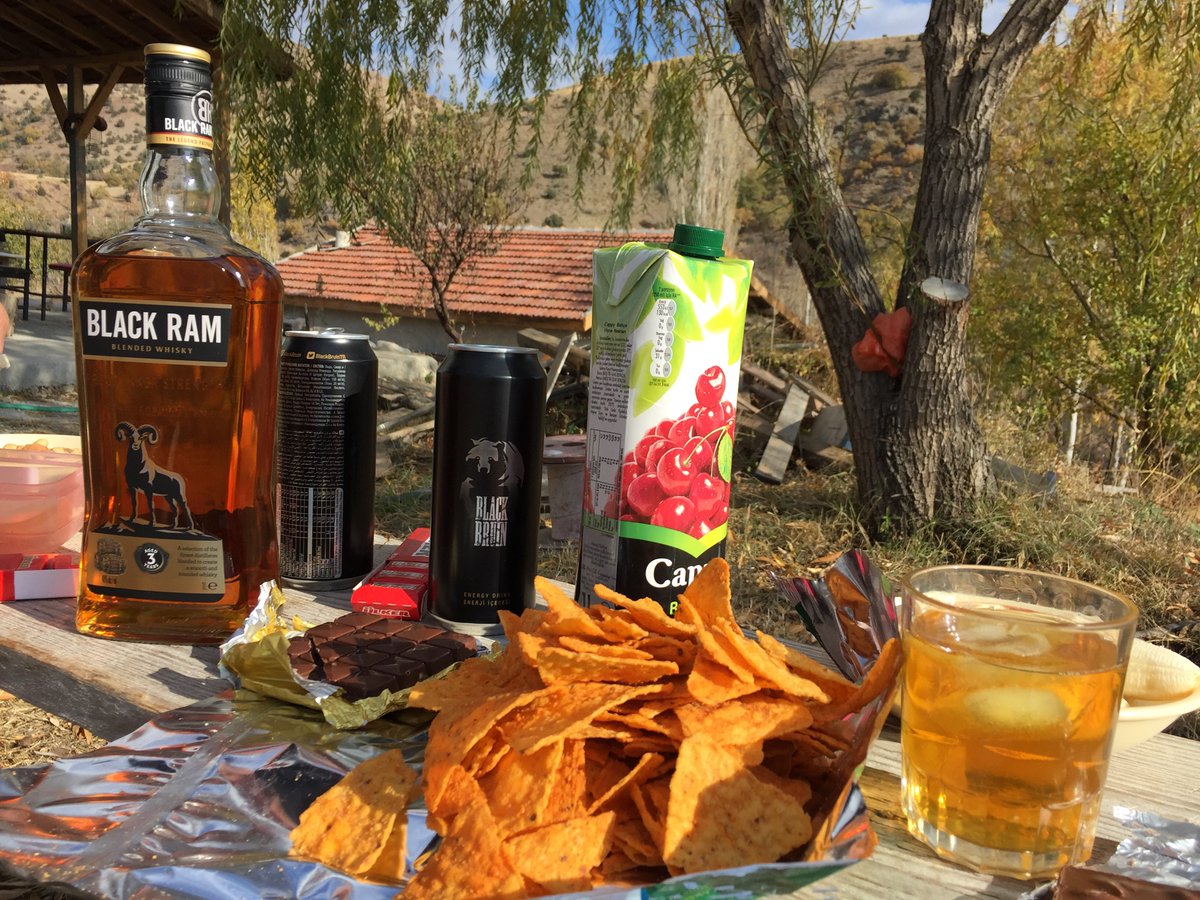 İstediğin kadar uzak ol bana...!!
 Ben yaşadığım sürece 
buradasın,
Solyanım"da...!!