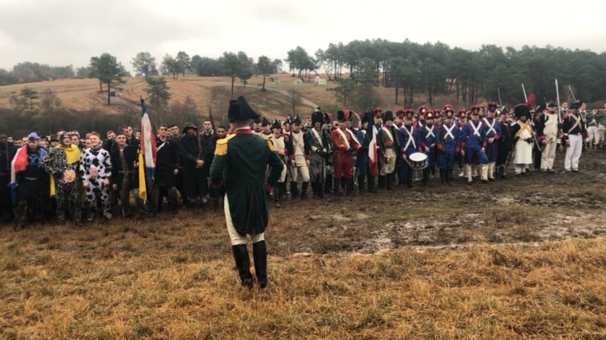 Ainsi, depuis, la victoire est reconstituée sur le camp militaire de  @SaintCyrCoet, sous la forme d'un grand spectacle (pourrait-on dire), auquel assistent de nombreux officiers français et étrangers.C'est un événement à voir au moins une fois dans sa vie !