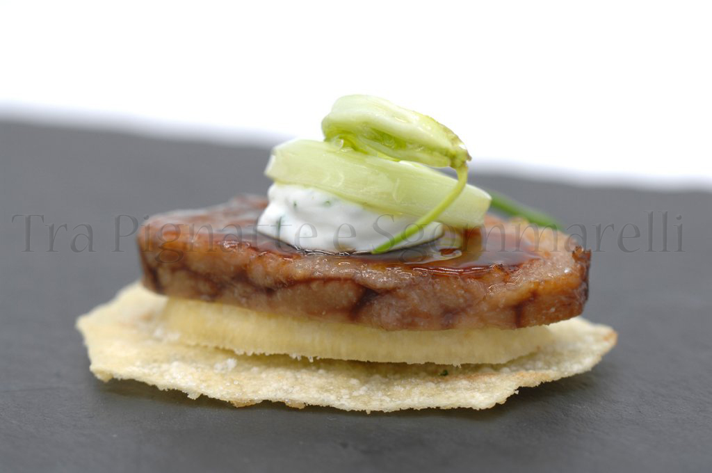 Uova di tonno caramellate, mela cotogna, salsa allo yogurt, puntarelle e pane carasau

trapignatteesgommarelli.com/2020/12/uova-p…

#cucina #cucinaitaliana #food #ricette #cibo #antipasti #pesce #bassatemperatura #cbt