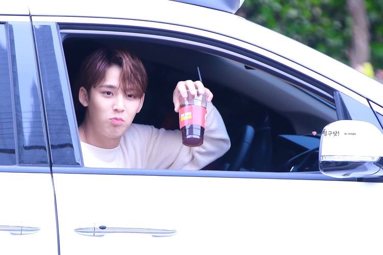  a thread of mingyu opening his car window for carats  
