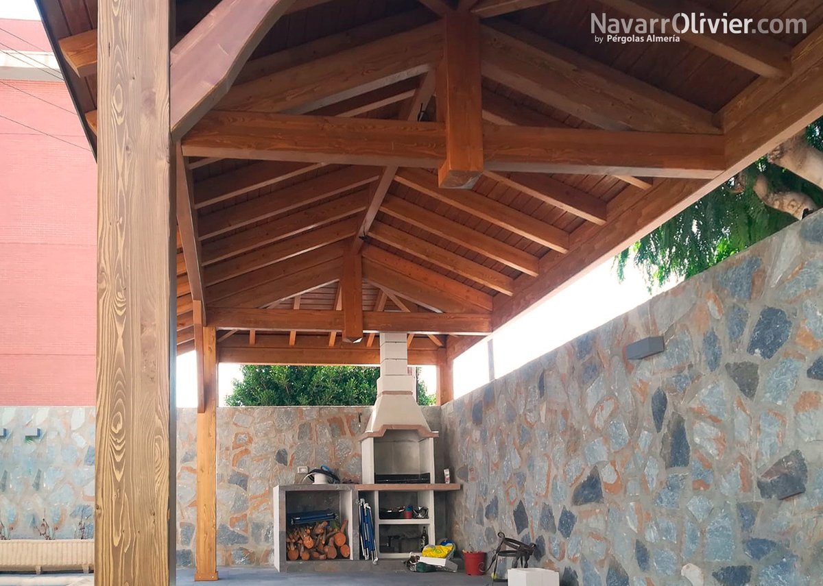 Pérgola de madera laminada a 4 aguas para jardín de vivienda con piscina y  barbacoa. Mas información\u003ehttps://t.co/PyLfnvnZDW #pergola #bbq #cenador  #cubierta #structurewood #arquitectura #cubierta #maderalaminada  #carpinteria #navarrolivier #barabacoa ..., image size:1200x855