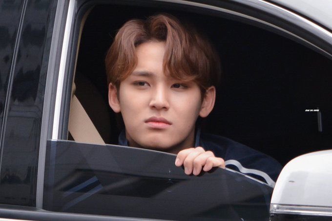  a thread of mingyu opening his car window for carats  