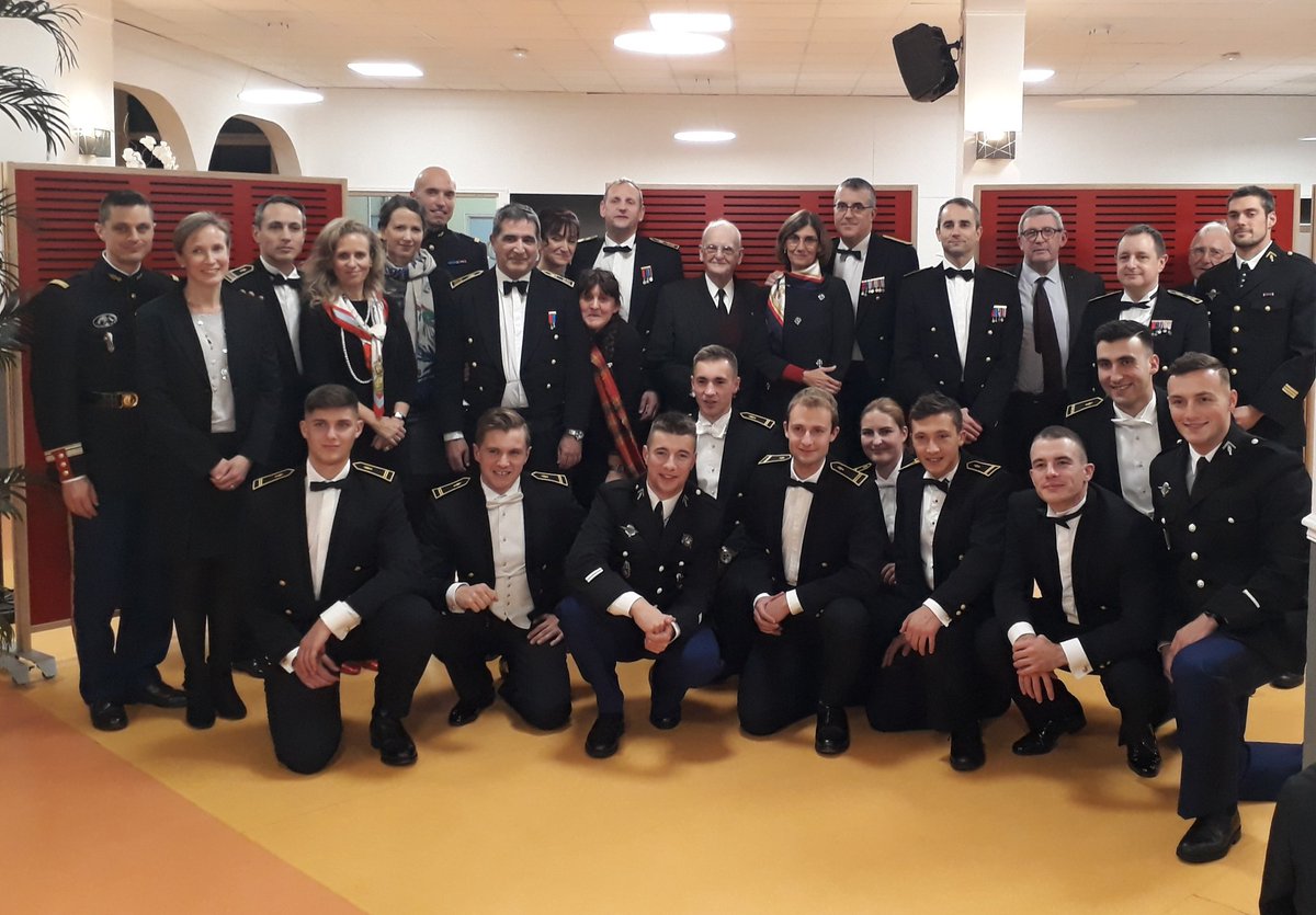 En dehors de  @SaintCyrCoet, qu'ils soient en métropole ou en opération, les officiers se retrouvent ensemble le jour "2S" pour fêter l'occasion.