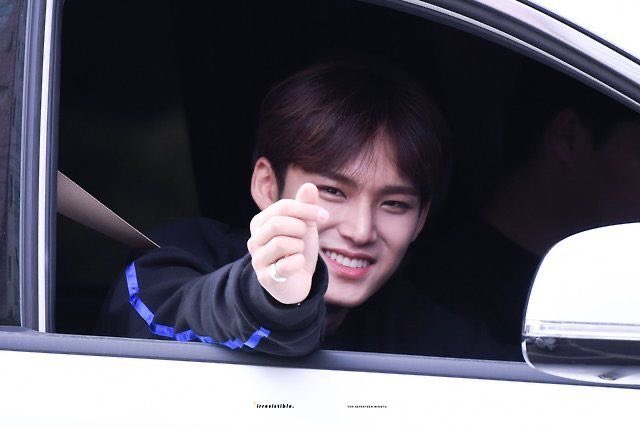  a thread of mingyu opening his car window for carats  