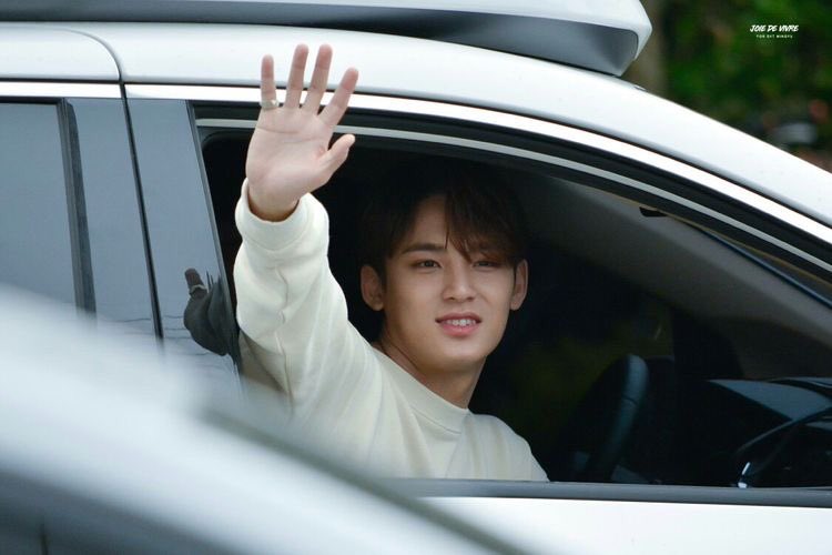  a thread of mingyu opening his car window for carats  