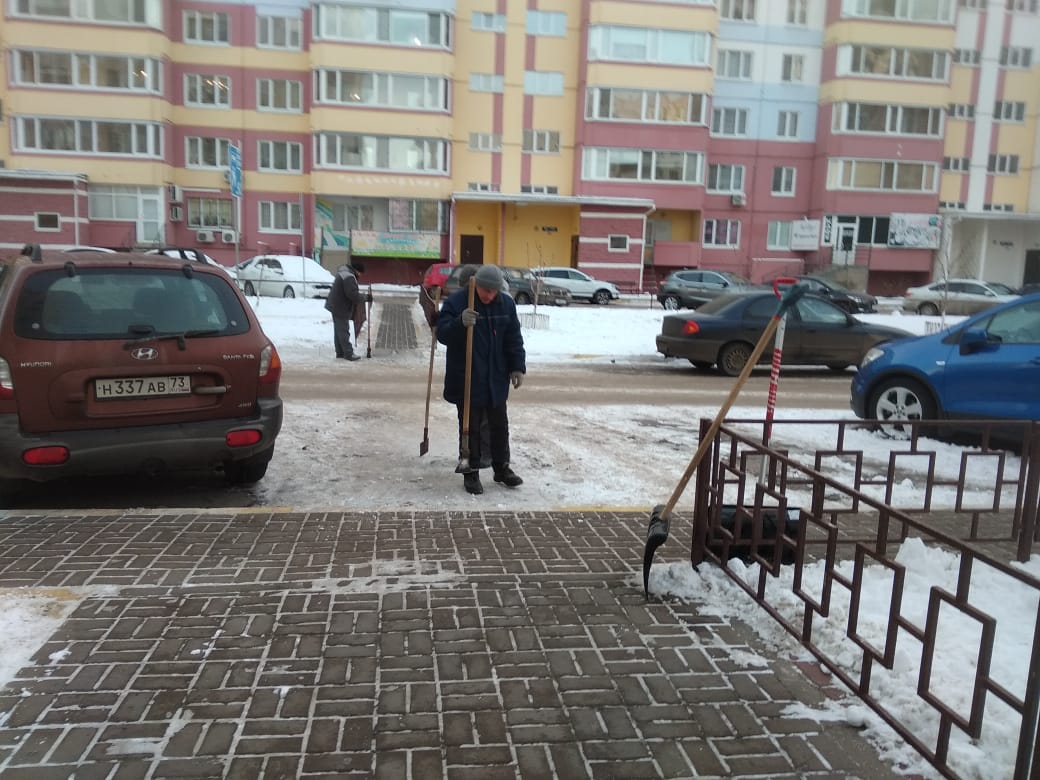 Микрорайон УЛГУ. Очистка  пешеходных переходов  от наледи.