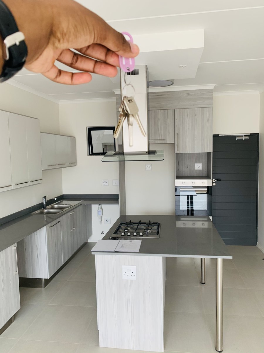 NhlanhlaMchunu0's tweet photo. I used to pray for days like these. 😭🥺🥺🙏🏿

Hello new home ... 🏡🥂❤️ https://t.co/mmmBzB3zu1