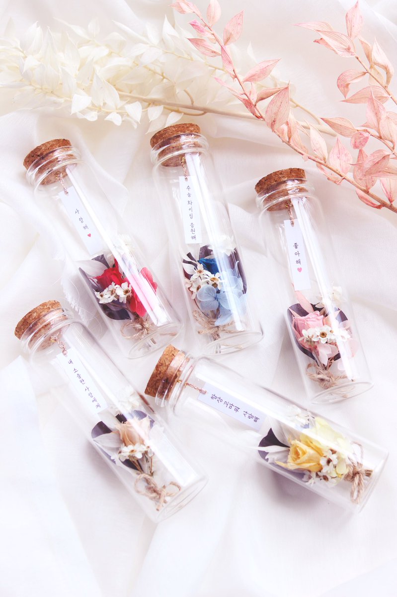 [RT 감사합니다]
소중한 사람에게 간단하지만 아름다운 유리병으로 마음을 전해보세요👏🏻
감성이 가득 담긴 아담한 사이즈의 유리병 쪽지 입니다!
장미를 비롯한 작은 다발은 프리저브드 플라워이기에 오래보실 수 있어요😍