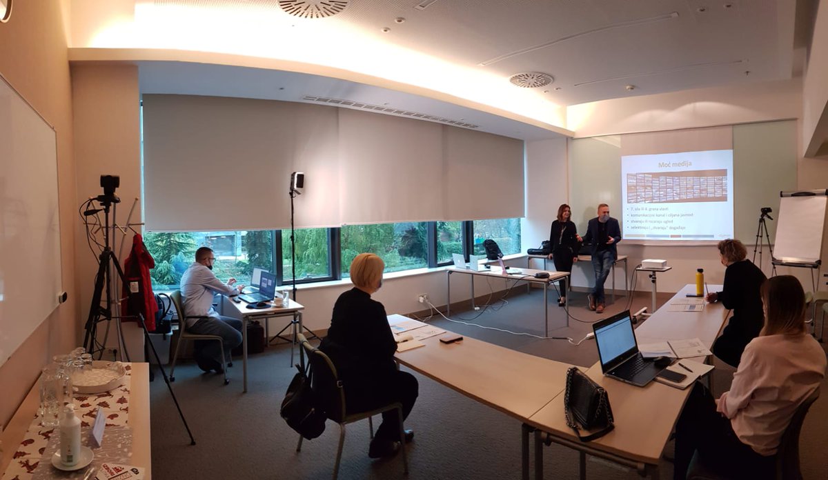 [HIBRIDNA EDUKACIJA – ONLINE I UŽIVO] Prošli tjedan smo imali još jednu u nizu hibridnu edukaciju. Dio polaznika je program pratio u živo u dvorani, a dio online preko Zoom platforme. Svatko prema svom izboru. Imamo novonormalno ali i budućenormalno😄
#mirakul #hibridno