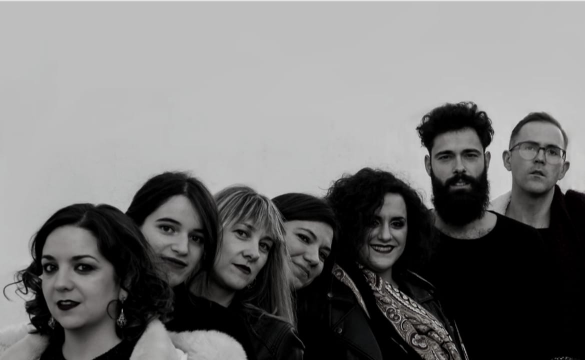 RINGORRANGO's tweet photo. ☃️ ¡Comenzamos diciembre con muchas ganas de trabajar y seguir cantando! Estamos ensayando nuevos temas que nos tienen muy ilusionados 🤩 y que esperamos poder enseñaros muy pronto 🎤. Atentos a nuestras rrss que la semana que viene hay sorpresa
📸Carlos Fraile https://t.co/mvqA11nqvA