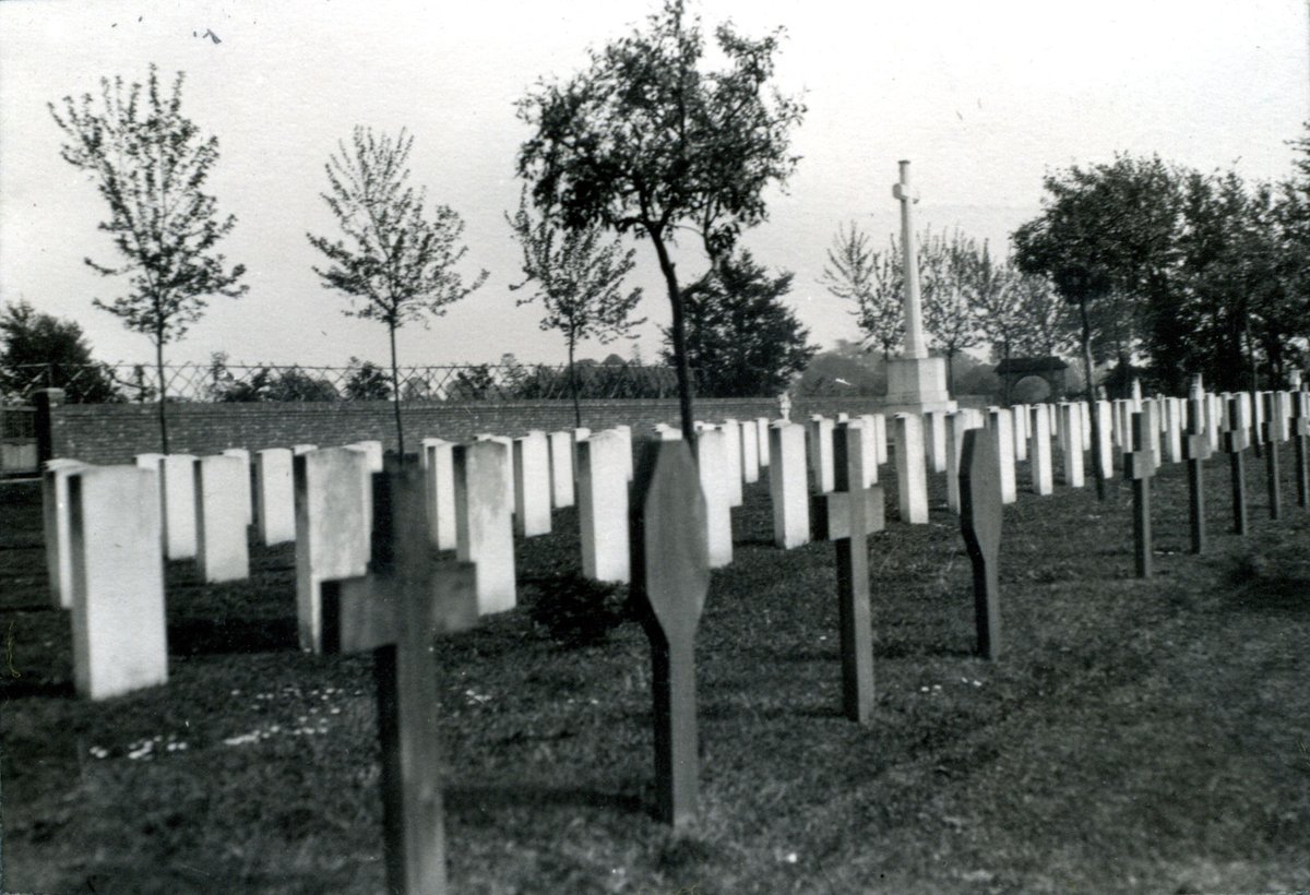 Bramshott (St. Mary) Churchyard, seen here in 1926, contains the graves of 318 Canadian soldiers from the  #FWW, many of whom, like William, died in hospital. William's parents however were able to request that his body be sent home for burial in Alloa, where he lies today. 5/5