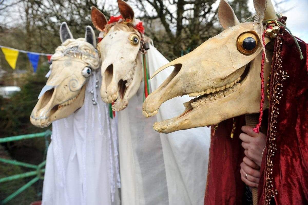 CHRISTMAS IN WALES: A THREAD  "One of the most curious customs which was once in vogue about Christmas time was the procession known as Mari Lwyd, a man wearing the skeleton of a horse’s head decked with ribbons and rosettes."1/ #FolkloreThursday  #Wales  #Christmas  