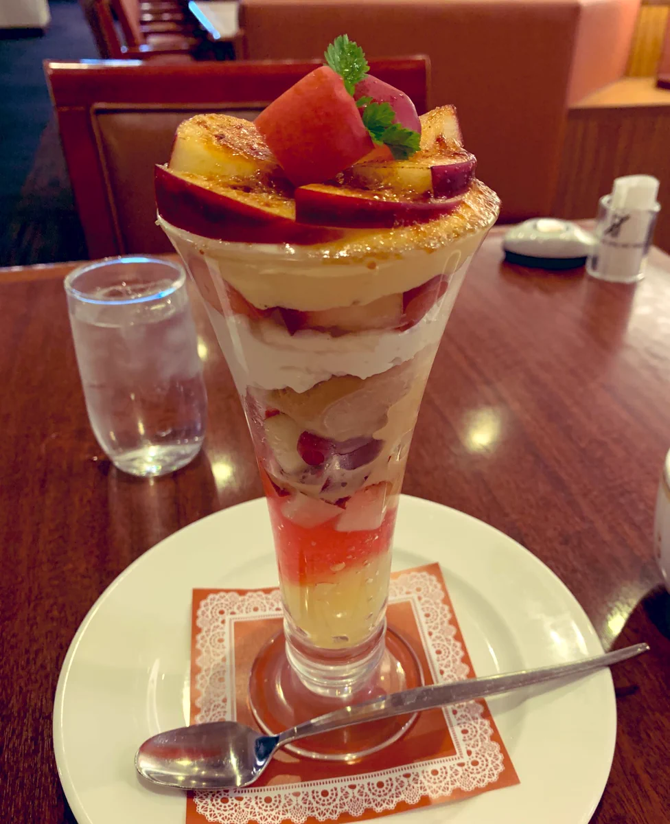 ロイヤルホストの紅玉りんごのブリュレのパフェがおいしそう。