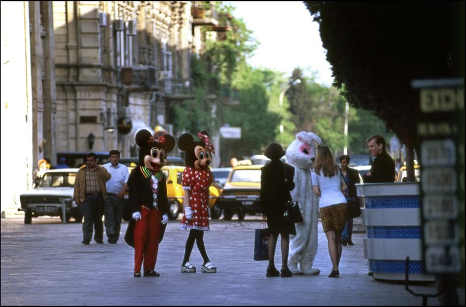 Fotoqraf Sənan Ələsgərovun super 1990-cı illərdə Bakı seriyası var idi. O vaxt öz saytına yükləmişdi. Əgər kimdəsə o şəkillər varsa, xahiş edirəm paylaşın.Mən də cəmi bu 3 kadrdır.Picture #1