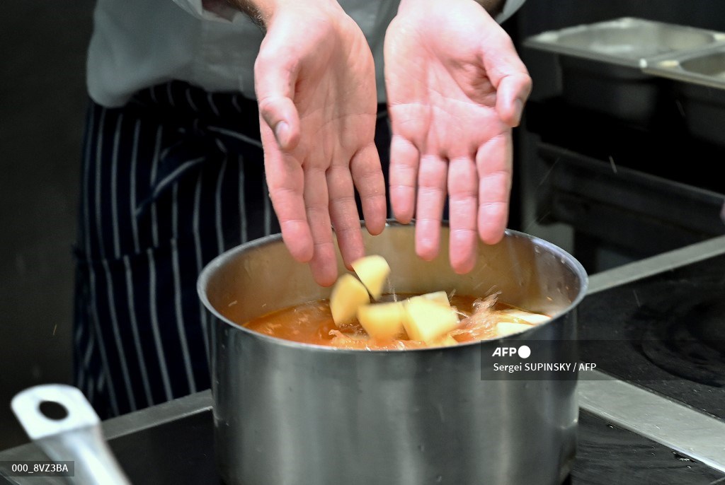 AFPphoto's tweet photo. #Ukraine - Battle over borscht: new front in Russia-Ukraine conflict.  
📸 Genya Savilov 
📸 Sergei Supinsky #AFP
https://t.co/5ZEjroTbCv https://t.co/pLRAD5rYU6