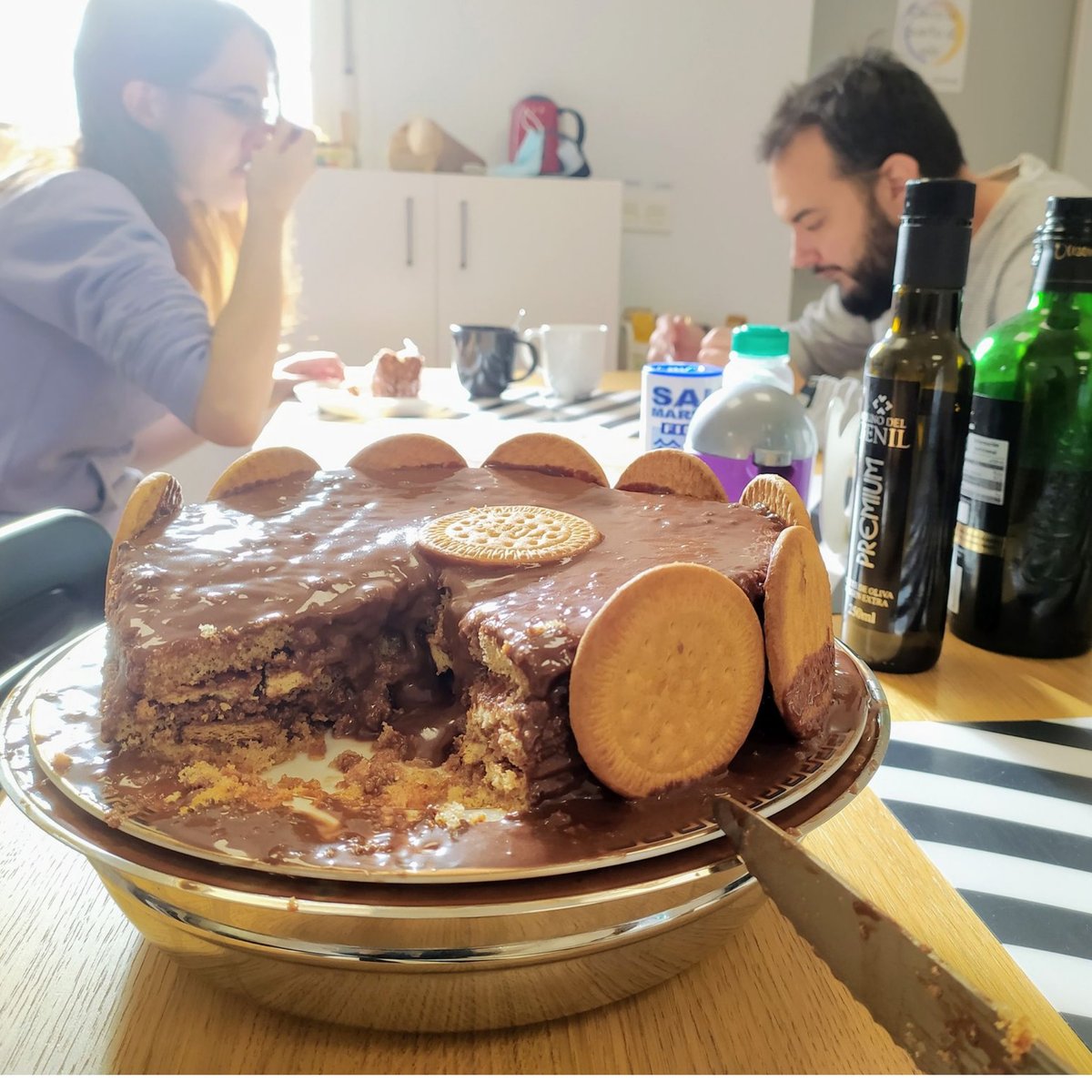 ElCirculoCF's tweet image. Hoy, nuestra coworker María, haciendo honor a su nombre, ha traído una tarta de galletas!! ¿Tiene buena pinta, no? Pues más rica está 😋 Muchas gracias María 😀
#cosasDelCoworking #coworkingMalaga #oficinaCompartida #trabajoEnRemoto
