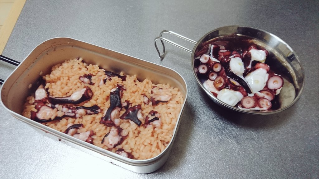TTETKT's tweet photo. タコ頂いたので、タコ飯🐙
余りは茹でて高級オリーブオイルぶっかけ🌿うまし😋

#メスティン #タコめし #オリーブオイルぶっかけ #���うちご飯 https://t.co/xloNNAkPPh