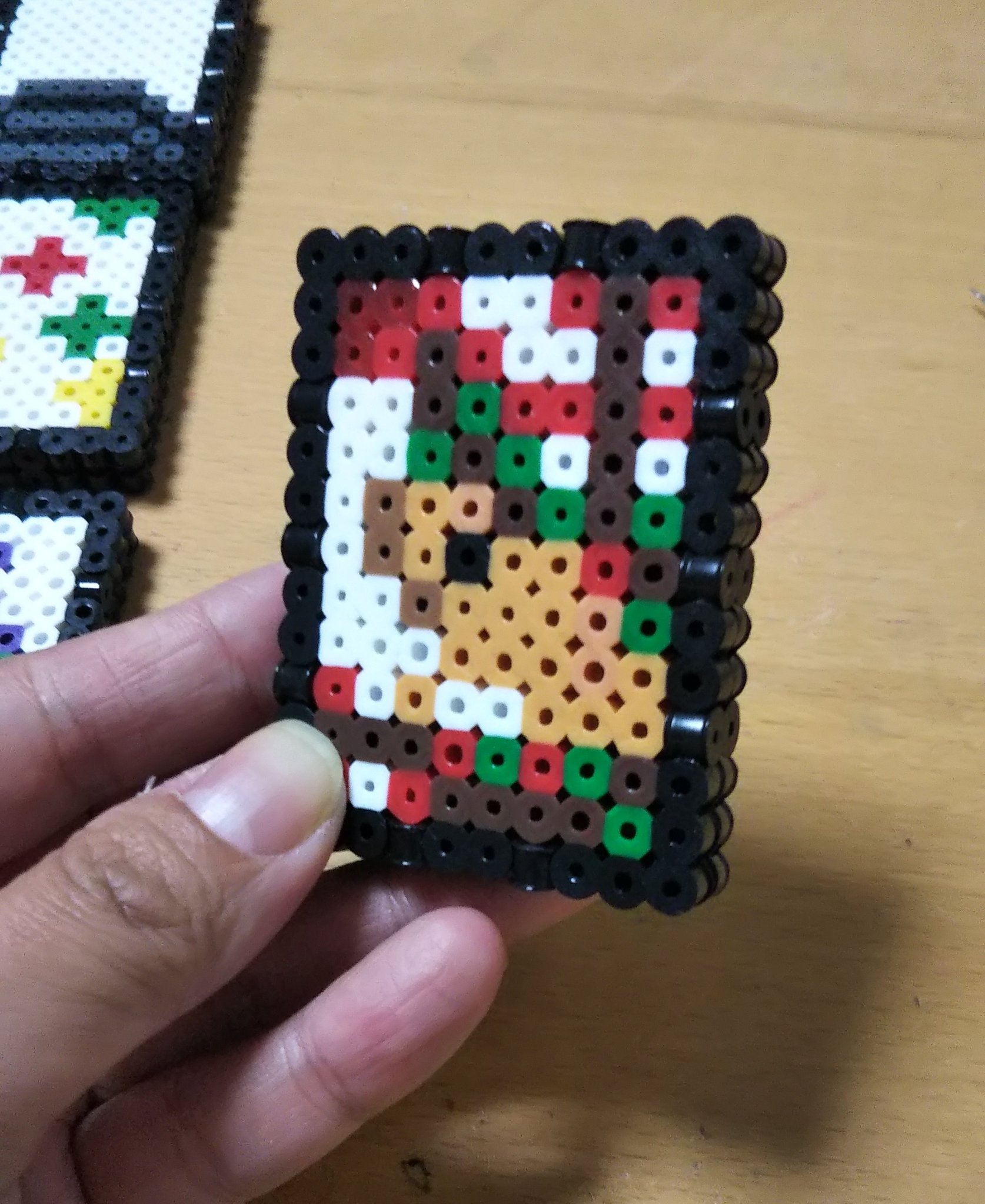 めいこ アイロンビーズゲーム 第23弾 花札 やっとできました 裏表のカードタイプのゲームは どうしても二枚重ねになるので めちゃくちゃビーズを使います あとでかいので手に持ってプレイできないのでカード立ても作りまーす 年末年明け引き