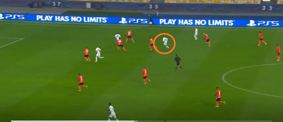  Odegaard conduce, Lucas está FUERA de posición. Pérdida. Modric, al estar en paralelo a Kroos, se queda DE CENTRALHasta tres/cuatro jugadores del Shaktar liberados, nadie acosa a poseedor de balón.El Shaktar contragolpeó como si el Madrid fuera un alevín.