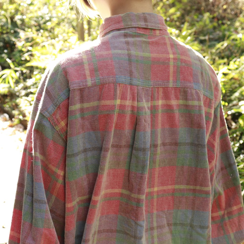 en on-line update 本日22:00よりオンラインストアにて1着の入荷がございます。 NO.177 あまり見ない色味の赤と緑が使われたチェックシャツ。程よいダボ感と、落ち着いた質感が温かみを感じさせます。冬の主戦力となり得る1着です。 ○ online enused.theshop.jp
