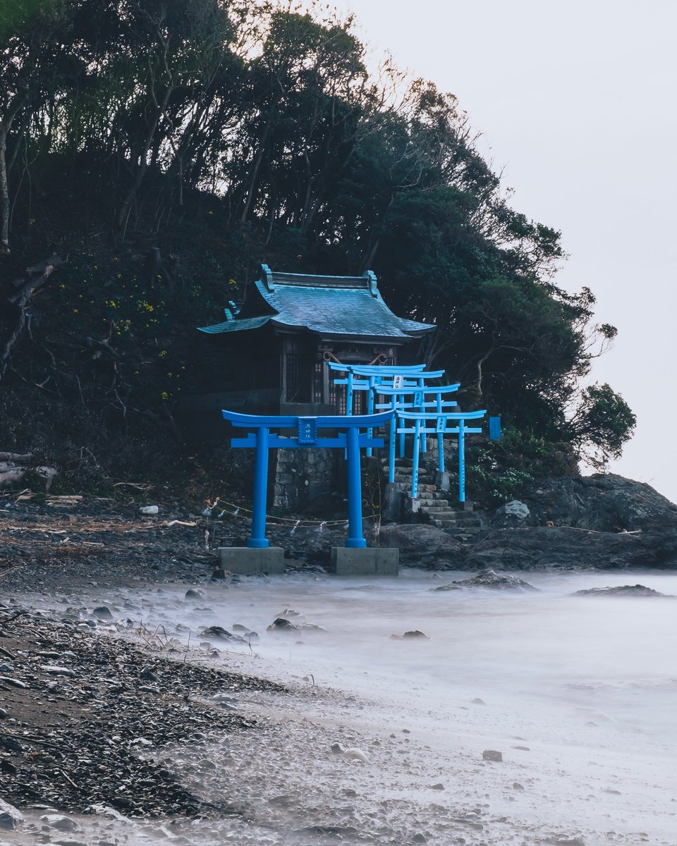 朱色とはまた趣きが違う 宮崎県にある青い色の鳥居がとても神秘的だった 異界への入り口みたい どんな意味なんだろうね Togetter