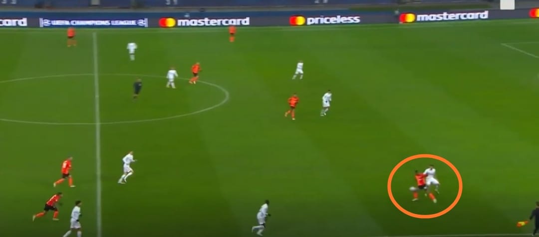 El Shaktar tiene siempre a cercanos y alejados bien posicionados, preparados para entrar en juego.Mirad con que facilidad superan al RM, es absurdo.Kroos superado, Lucas atado con su par, Rodrygo que no cierra su costado.El museo de los horrores.