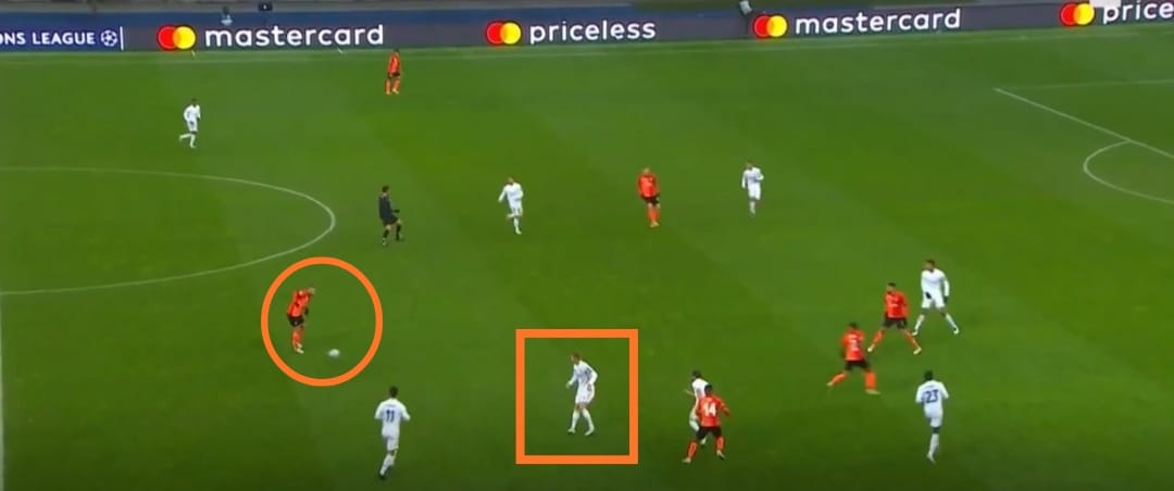 El Shaktar tiene siempre a cercanos y alejados bien posicionados, preparados para entrar en juego.Mirad con que facilidad superan al RM, es absurdo.Kroos superado, Lucas atado con su par, Rodrygo que no cierra su costado.El museo de los horrores.