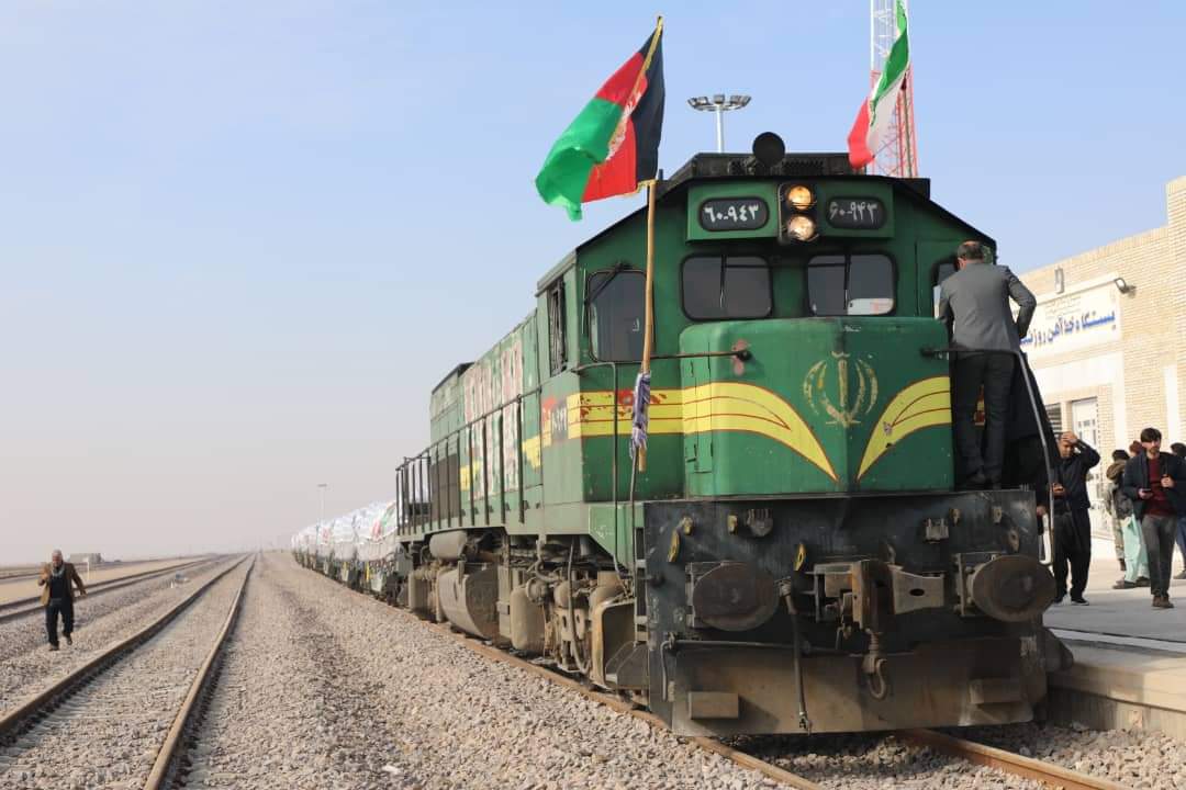 NPPF_AFG's tweet photo. د هرات خواف له لارې لومړی واردتي محموله هېواد ته را ورسېده.
دغه محمولې چې ۵۰۰ ټنه سيمنټ پکې بار وو، د هرات خواف د اوسپنې پټلۍ له لارې هېواد ته راورسېدې.
د عامه ساتنې ملي تصدۍ ساتونکي د رېل پټلۍ دساتنې مسؤليت لري. https://t.co/bCn1ZsdKbB