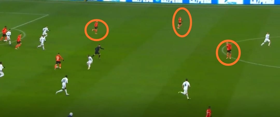 Y esta es la imagen previa al gol. El Madrid llevaba jugando "como si fuera el minuto 90" muchos y muchos minutos.Un despropósito.