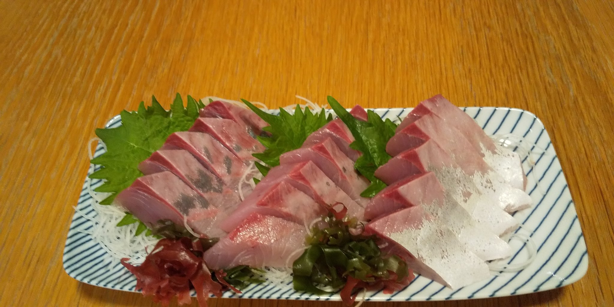 猫好きの魚屋さん 美味しそうなハマチ ツバス位の大きさ を買って帰りました 片見はお刺身で アラは煮てたべます もう片身は切り身にしたので 明日 塩焼きか照り焼きにします お刺身はマイワイフとガクさんに好評でした ハマチ ツバス 刺身 魚