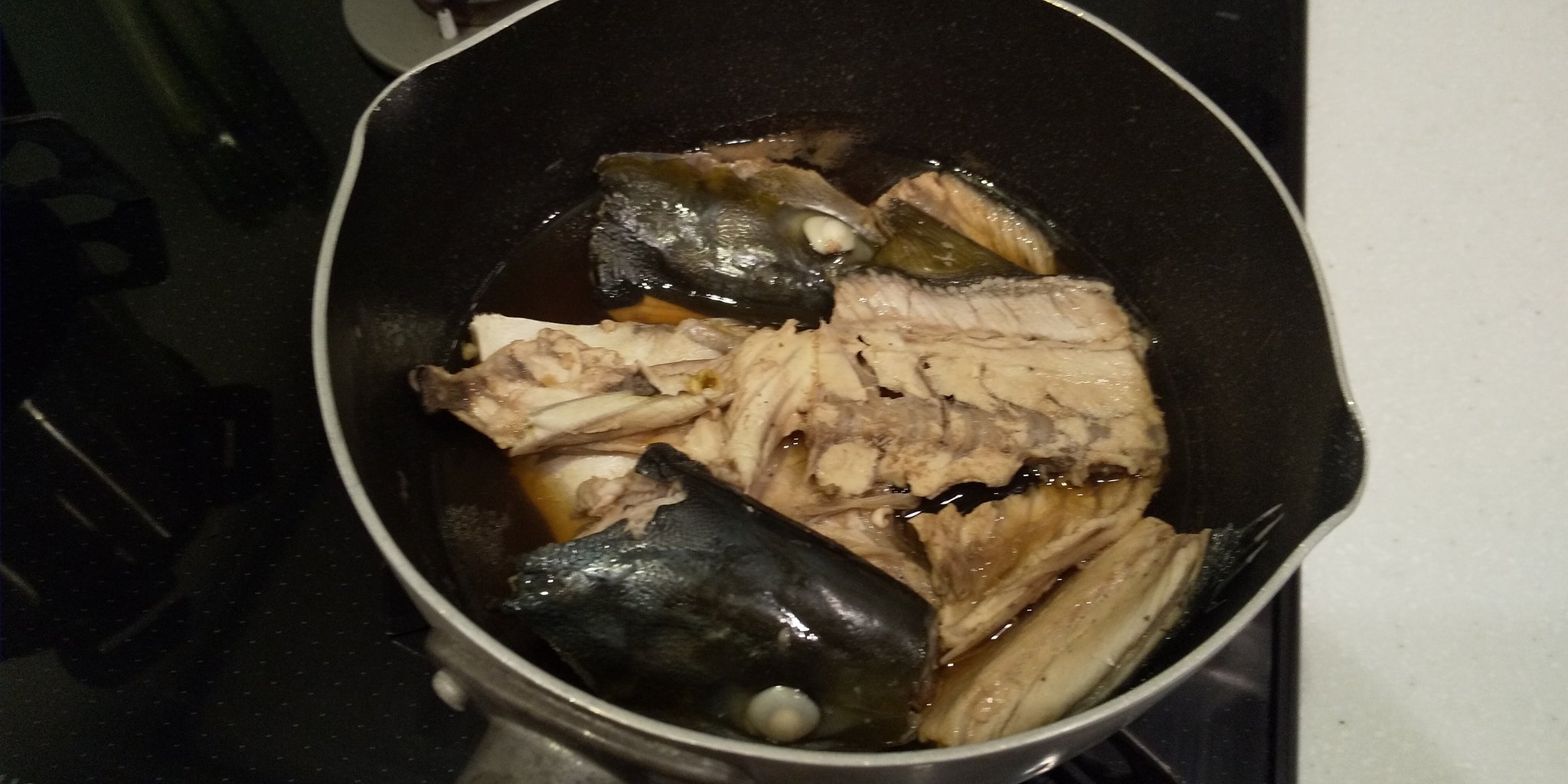 猫好きの魚屋さん 美味しそうなハマチ ツバス位の大きさ を買って帰りました 片見はお刺身で アラは煮てたべます もう片身は切り身にしたので 明日 塩焼きか照り焼きにします お刺身はマイワイフとガクさんに好評でした ハマチ ツバス 刺身 魚