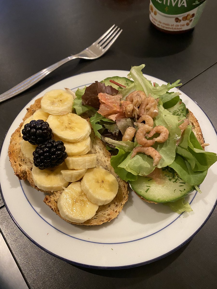 BreakfastShe's tweet photo. Toast for breakfast today! One sweet, one nutritious... #breakfast #foodie #foodiegirlfriend #toast #Blackberry #banana #salad #grapefruit #shrimp #cucumber #spoiledagain #Amazingbreakfasts #loveforthestomach #bestgirlfriendever https://t.co/1DBKl8clVR