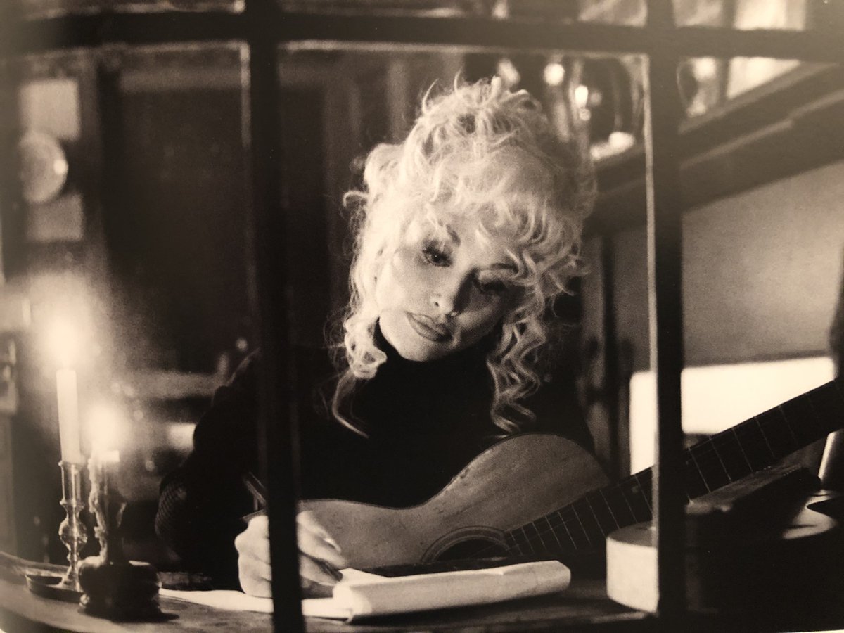 Final call! Tonight at 7.30pm: <a href="/DollyParton/">Dolly Parton</a> &amp; <a href="/sarajcox/">sara cox💙</a> sharing good times &amp; festive cheer🌟

#DollyParton on first entering a #library - "I thought this is the greatest thing ever! Libraries are like a feast 'cause you can have something of everything!"

bl.uk/events/an-even…