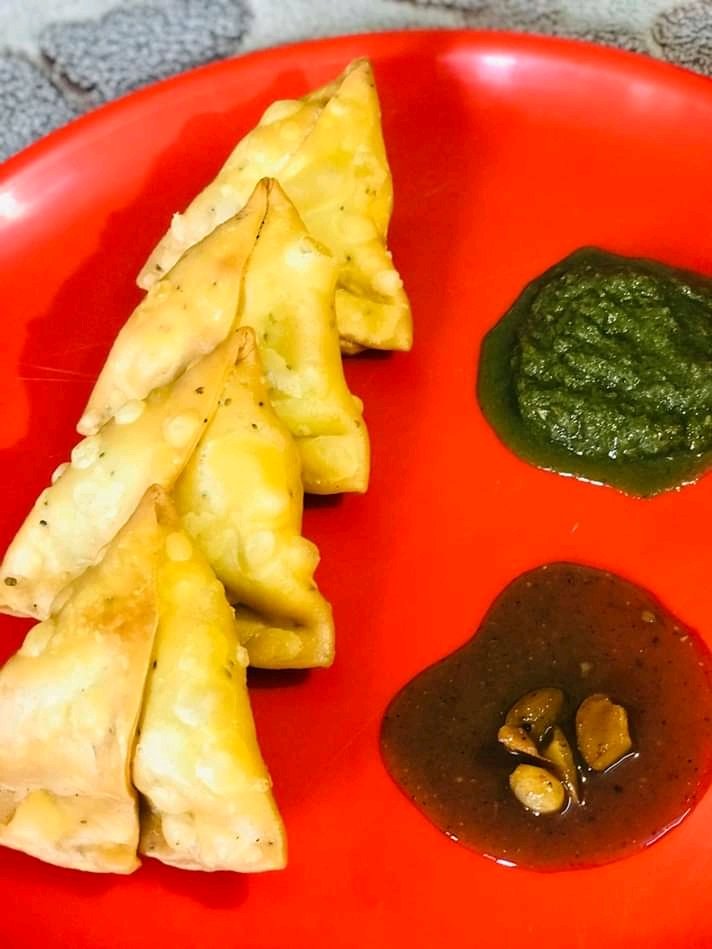 Manika_0315's tweet photo. #HomeMadeSamosa 😋
#EveningSnacks
Nothing makes you Salivate😋...like the sight of hot fried samosa😋with teekhi & khatti mitthi chatnii😋😋😋😋
#JoinMe https://t.co/XIFQkB2Gm7