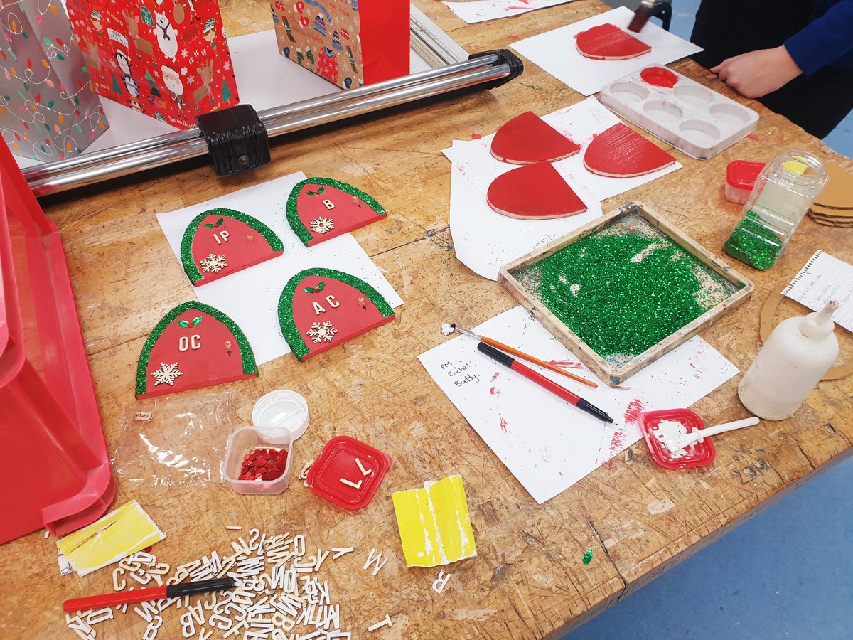 My busy little elves today making Elf Doors 🥰

#glitter #Christmas2020 

<a href="/CreationsClash/">CLASH_creations</a> <a href="/YE_Scotland/">Young Enterprise Scotland</a> @BannockburnHigh