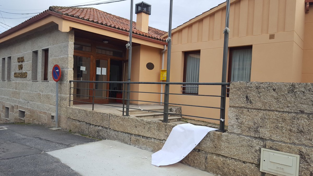 Punxín:
Ainda queda xente que de noite cortando a pancarta en favor dos veciños intenta calar a miña obriga como Concelleiro de Punxin.