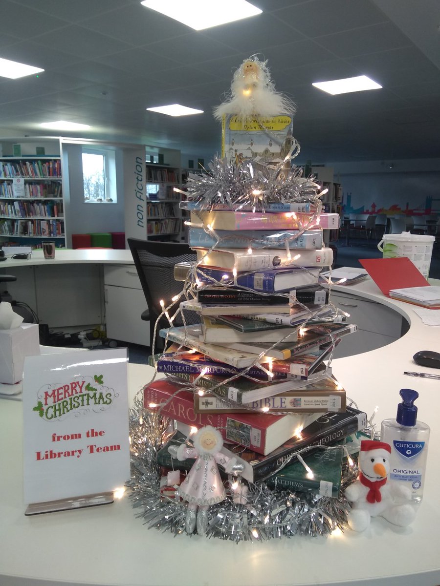PipersCornerSch's tweet image. It&apos;s beginning to look a lot like Christmas in the #PipersLibrary!🎄📚