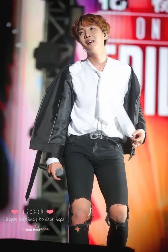 taegiseok in skinny jeans: a thread