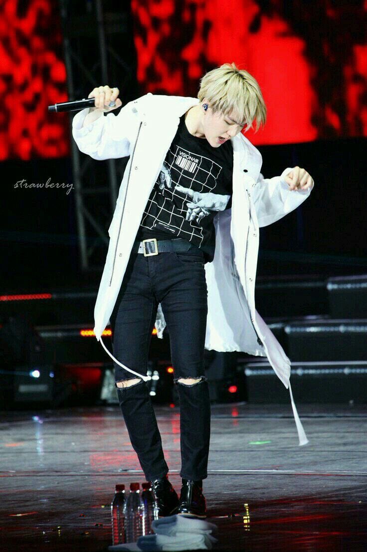 taegiseok in skinny jeans: a thread