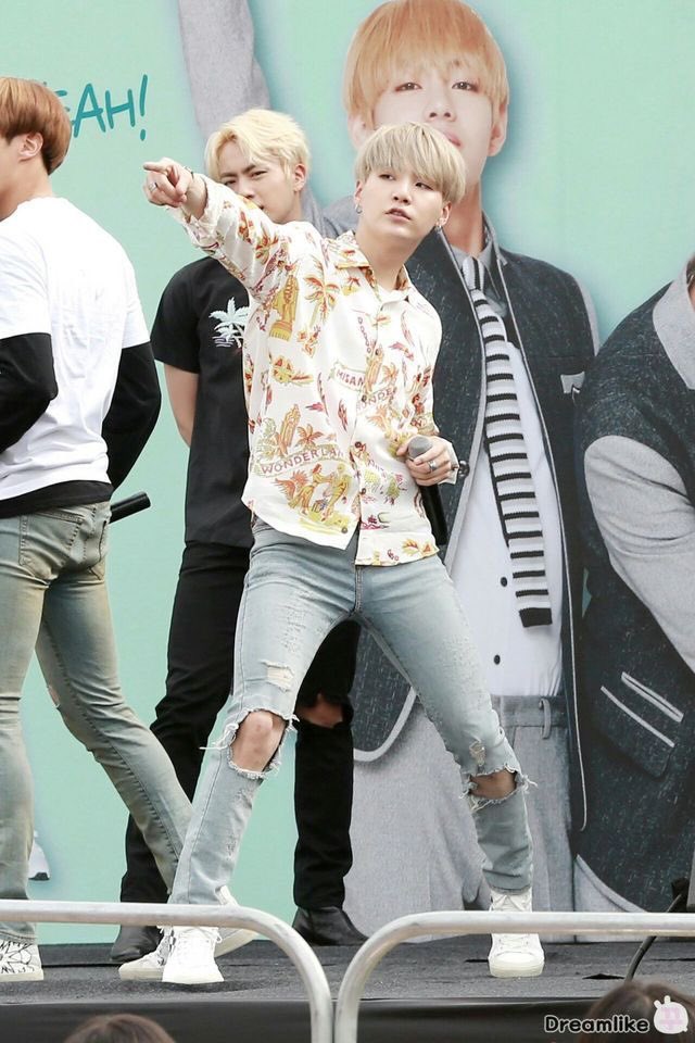 taegiseok in skinny jeans: a thread