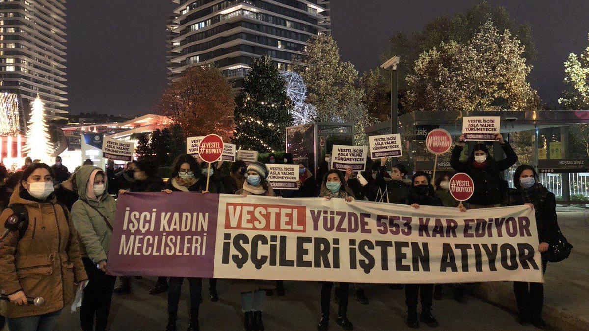 Iscikadinmeclis's tweet photo. Vestel %553 kar ediyor, işçileri işten atıyor.

İşten atılan üyelerimiz ve tüm işçilerin hakları için İstanbul'da Zorlu Center önünde eylemdeyiz. #VestelBoykot https://t.co/oIHEBCizBj
