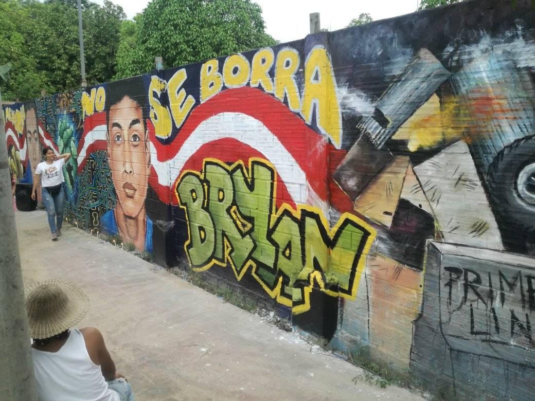 jfowks's tweet photo. Mural hecho por artistas locales en Pucallpa con donaciones de pintura y pared cedida. "La memoria no se borra". Fotos vía L. Gonzales Polar https://t.co/pE16AvT5cC