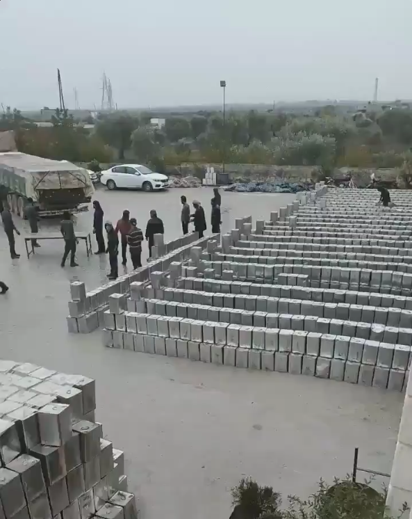 Only the cargo of the rear truck is visible, but it clearly carries stacks of small containers matching those seen in yesterday's video of the Afrin olive oil facility. (6/10)